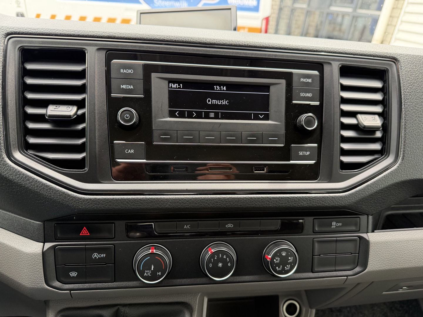 Volkswagen Crafter 35 2.0 TDI 177pk L3 EL DC 6 persoons Comfortline / RWD achterwielaandrijving / euro 6 / lease vanaf € / trekhaak 3500kg / camera / bpm vrij / vaste prijs rijklaar € 23.950 ex btw