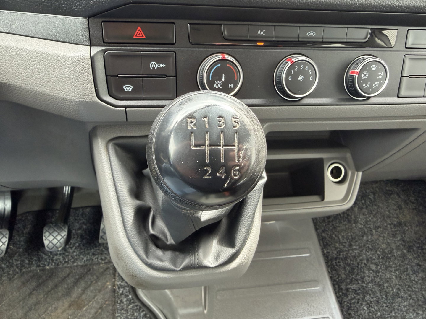Volkswagen Crafter 35 2.0 TDI 177pk L3 EL DC 6 persoons Comfortline / RWD achterwielaandrijving / euro 6 / lease vanaf € / trekhaak 3500kg / camera / bpm vrij / vaste prijs rijklaar € 23.950 ex btw