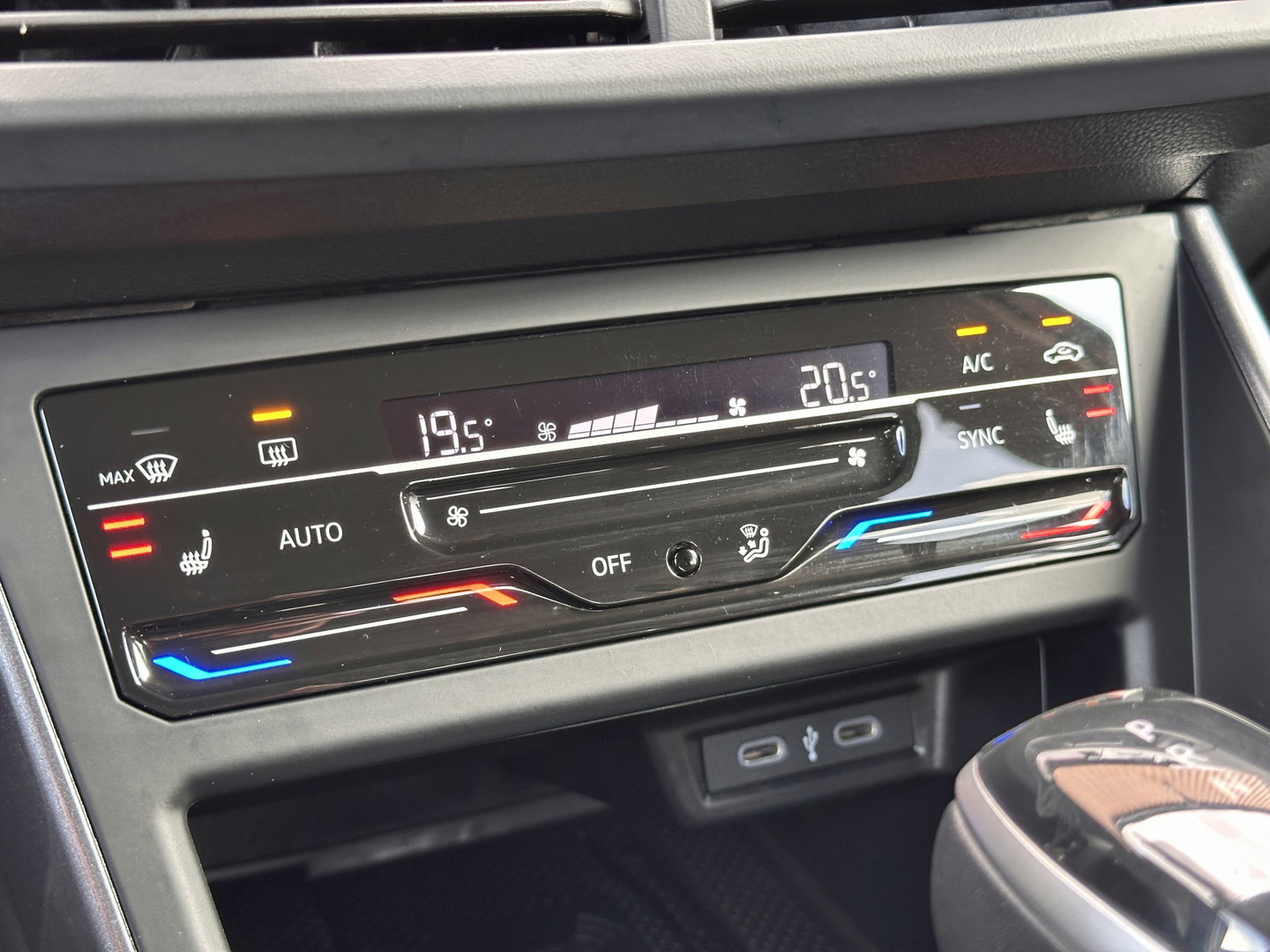 Volkswagen Taigo 1.5 TSI R-Line Business | IQ Light | Achteruitrijcamera | Apple Carplay | ACC | Stoelverwarming | Parkeersensoren | Android Auto |