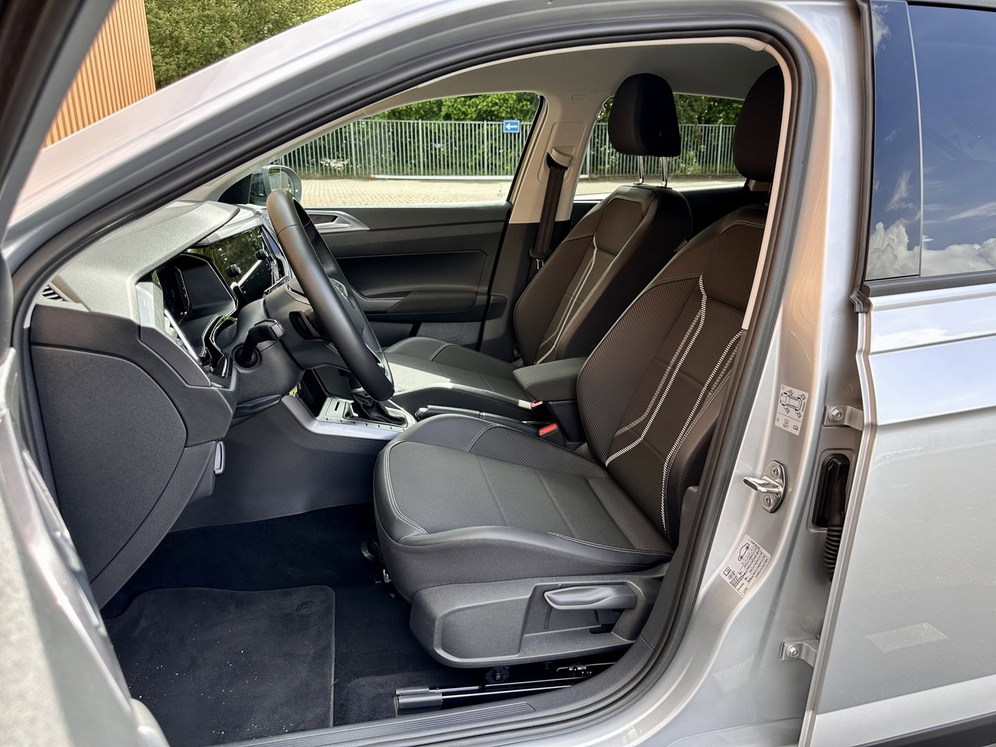 Volkswagen Taigo 1.5 TSI R-Line Business | IQ Light | Achteruitrijcamera | Apple Carplay | ACC | Stoelverwarming | Parkeersensoren | Android Auto |
