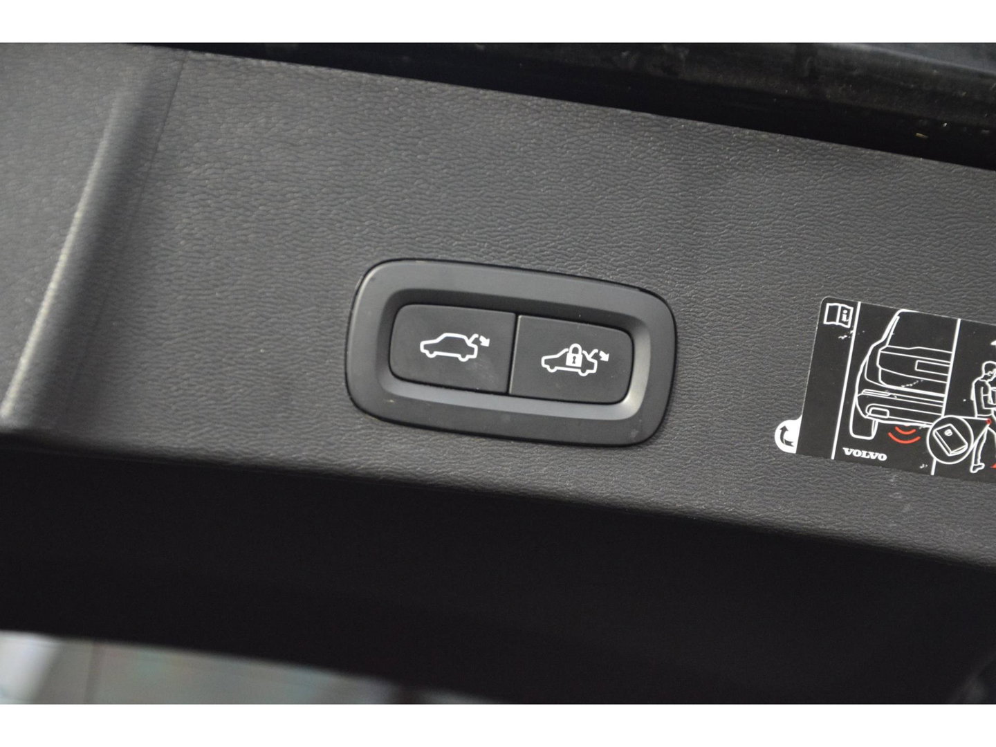 Volvo XC40 Recharge P8 AWD R-Design | 92% SOH | Adaptive | Trekhaak | Stoel + Stuur Verwarmd | Elektrische stoel | Apple-CarPlay |