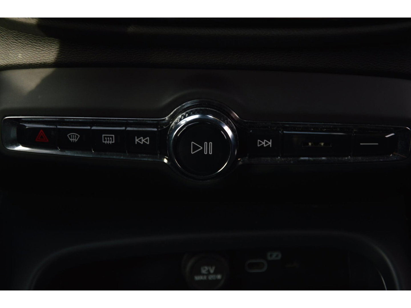 Volvo XC40 Recharge P8 AWD R-Design | 92% SOH | Adaptive | Trekhaak | Stoel + Stuur Verwarmd | Elektrische stoel | Apple-CarPlay |