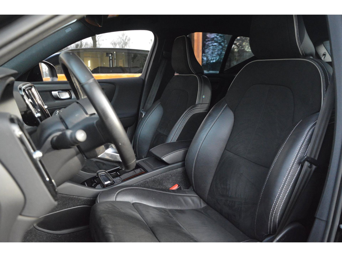 Volvo XC40 Recharge P8 AWD R-Design | 92% SOH | Adaptive | Trekhaak | Stoel + Stuur Verwarmd | Elektrische stoel | Apple-CarPlay |