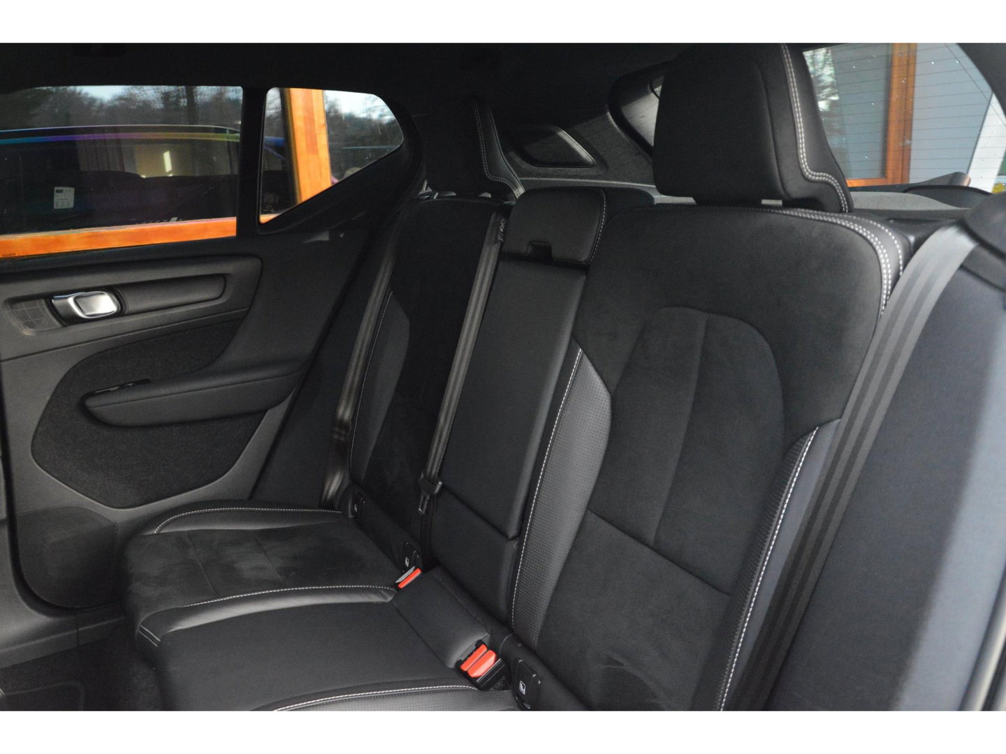 Volvo XC40 Recharge P8 AWD R-Design | 92% SOH | Adaptive | Trekhaak | Stoel + Stuur Verwarmd | Elektrische stoel | Apple-CarPlay |