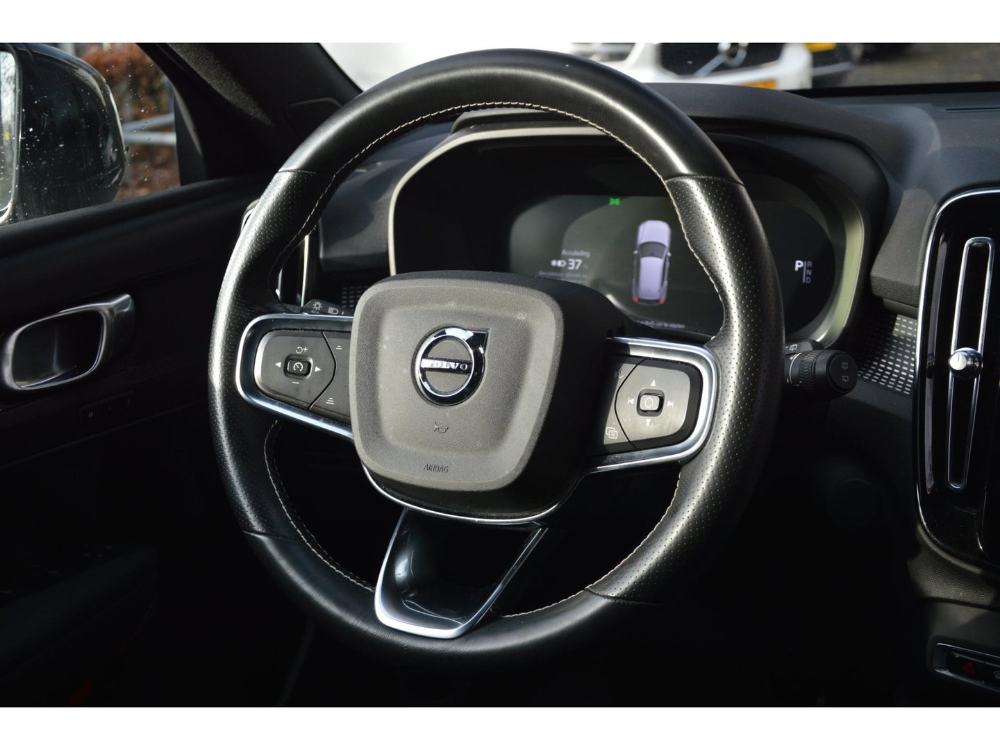 Volvo XC40 Recharge P8 AWD R-Design | 92% SOH | Adaptive | Trekhaak | Stoel + Stuur Verwarmd | Elektrische stoel | Apple-CarPlay |