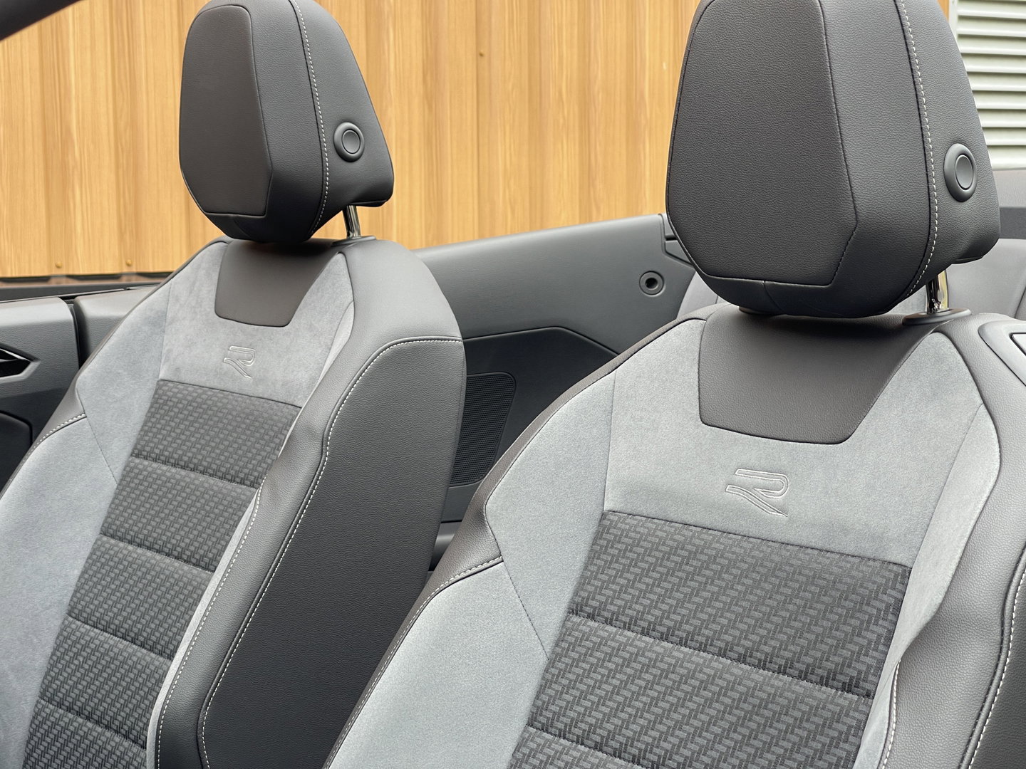 Volkswagen T-Roc Cabrio 1.5 TSI R-Line | Automaat | Apple Carplay | Stoel- Stuurverwarming | IQ Light | Achteruitrijcamera |