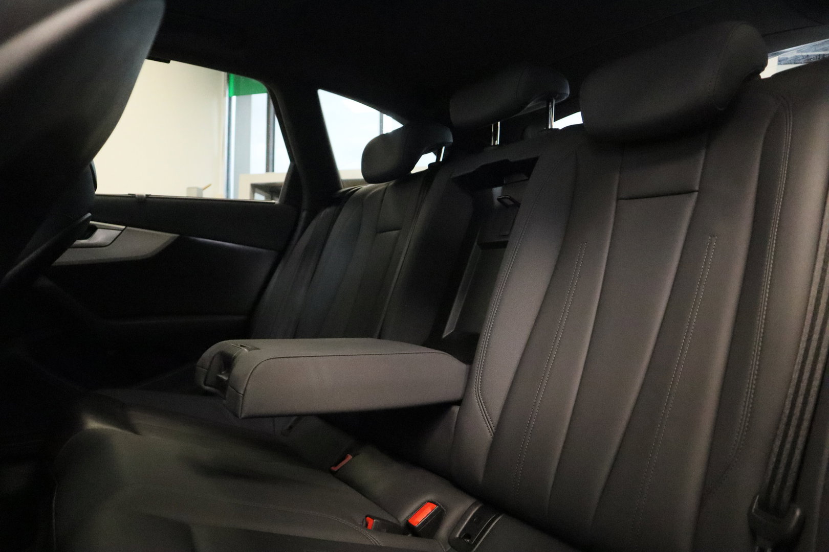 Audi A4 Avant 40 TFSI S edition Leder Panoramadak Full-led 24 Maanden garantie* (Vraag naar de voorwaarden)