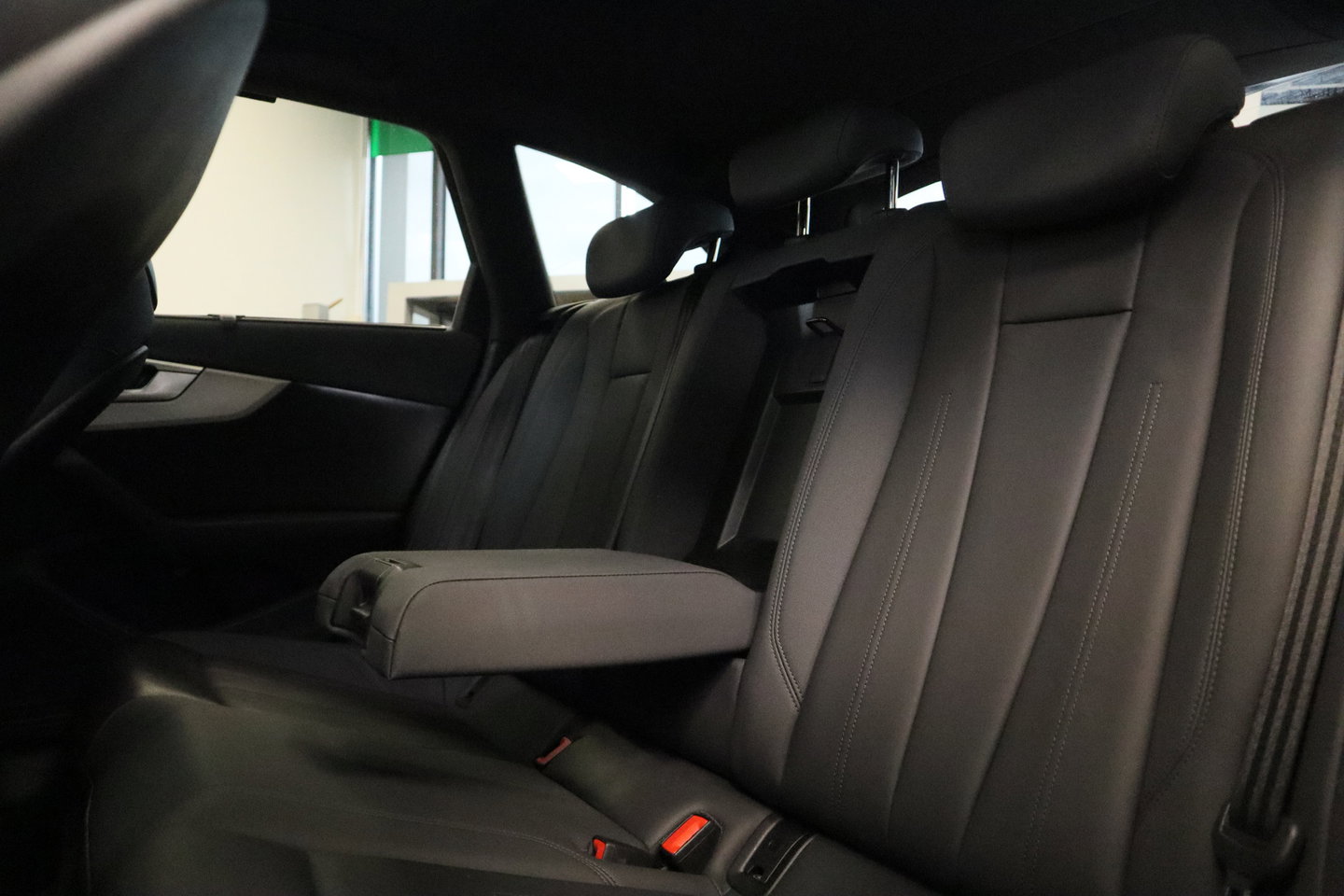 Audi A4 Avant 40 TFSI S edition Leder Panoramadak Full-led 24 Maanden garantie* (Vraag naar de voorwaarden)