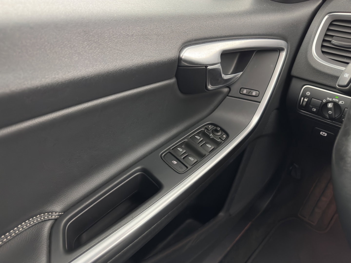 Volvo V60 2.4 D5 Twin Engine Summum Aut. *LEATHER | ADAPTIVE-CRUISE | XENON | MEMORY-PACK | HEATED-COMFORTSEATS | PRIVACY-GLASS | NAVI-FULLMAP | ECC | PDC | 18''ALU*