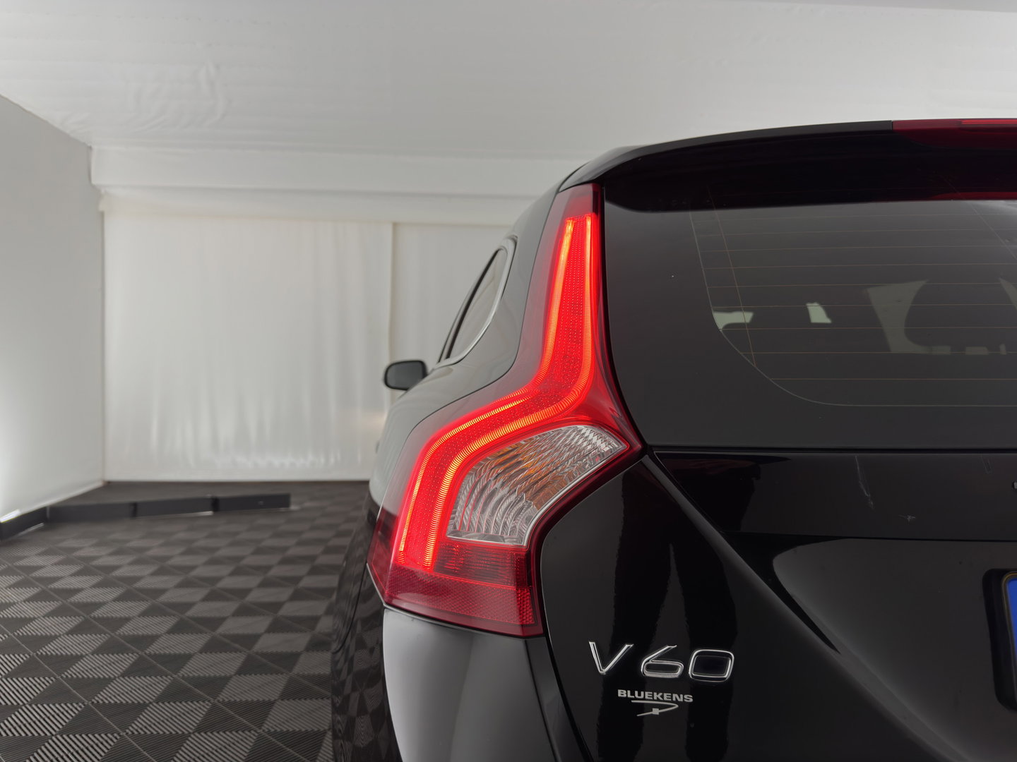 Volvo V60 2.4 D5 Twin Engine Summum Aut. *LEATHER | ADAPTIVE-CRUISE | XENON | MEMORY-PACK | HEATED-COMFORTSEATS | PRIVACY-GLASS | NAVI-FULLMAP | ECC | PDC | 18''ALU*