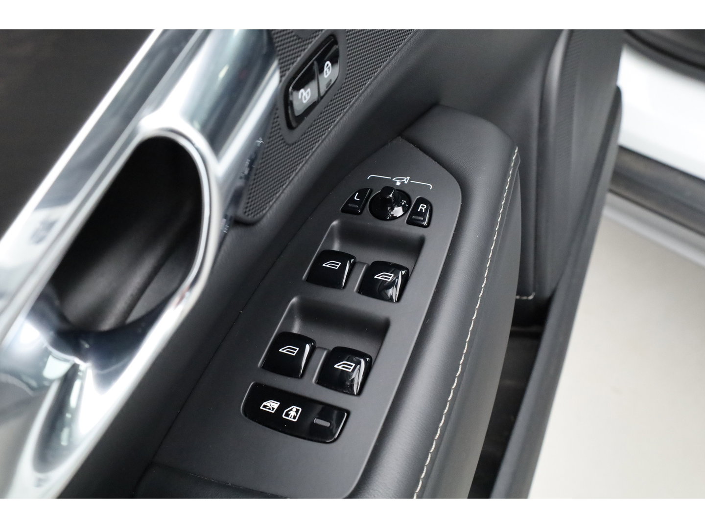 Volvo V90 Cross Country 2.0 T5 Pro | Luchtvering Four-C | Massage | Trekhaak | Pano | Head up | 360 Camera | Blis | Memory |