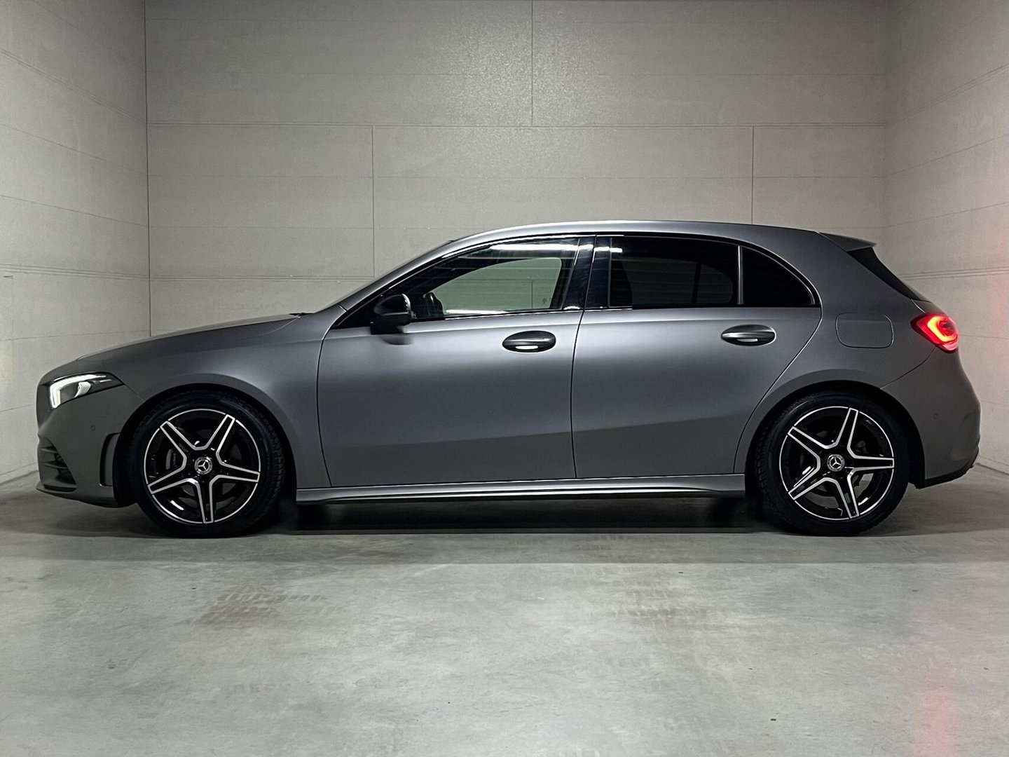 Mercedes-Benz A-Klasse 180 AMG Designo Matgrijs Sfeerverlichting Carplay