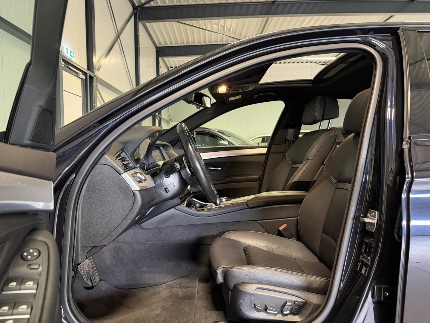 BMW 5 Serie 520i M-Sport High Executive Pano Memory NL-AUTO