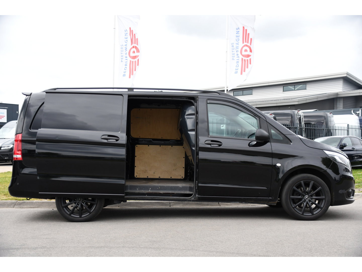 Mercedes-Benz Vito 116 CDI L2 Black Edition Camera, Cruise, Carplay, LED, Automaat, 164pk, Stoelverwarming, Standakchel, Sensoren, Uniek!