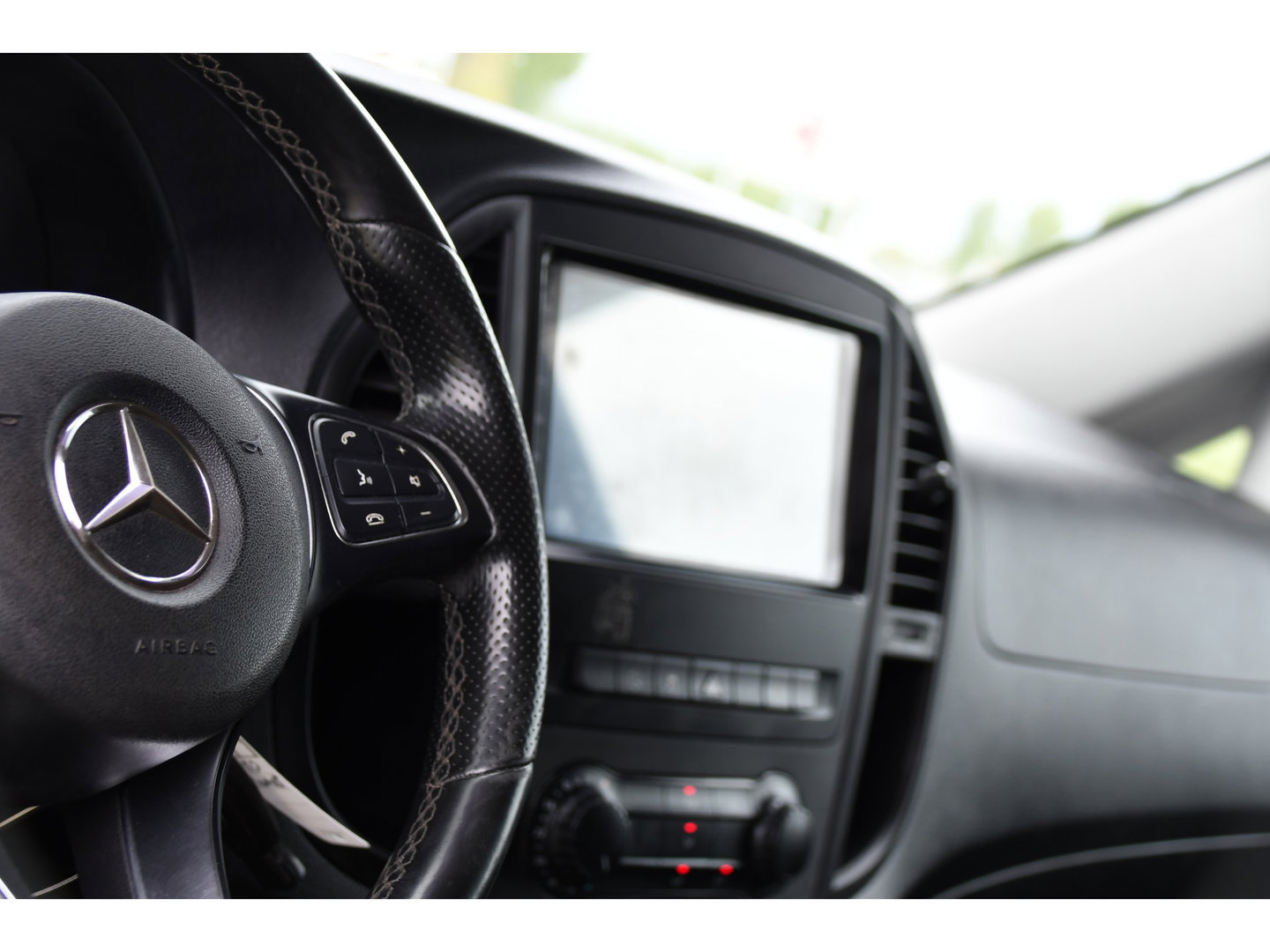 Mercedes-Benz Vito 116 CDI L2 Black Edition Camera, Cruise, Carplay, LED, Automaat, 164pk, Stoelverwarming, Standakchel, Sensoren, Uniek!