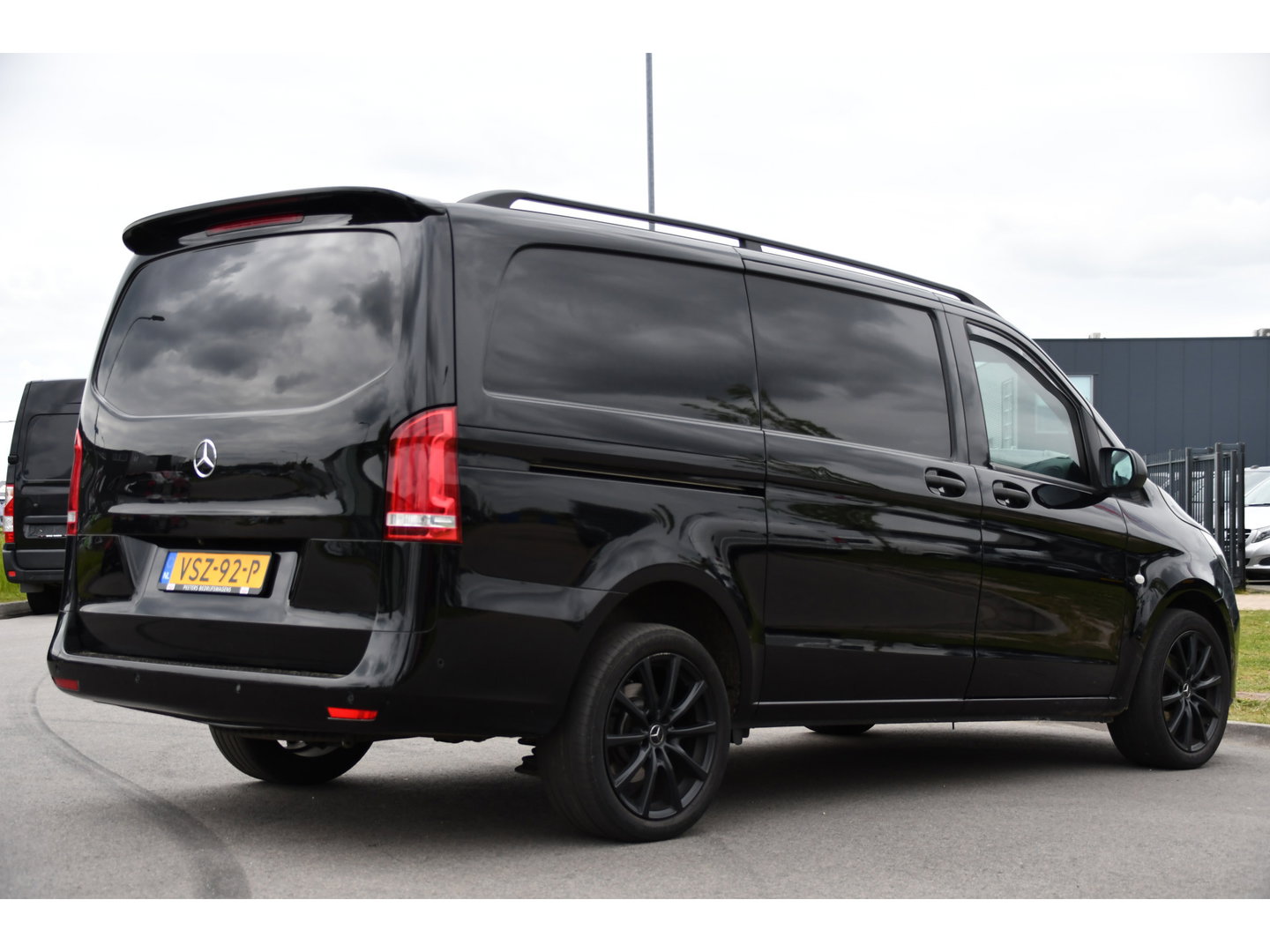 Mercedes-Benz Vito 116 CDI L2 Black Edition Camera, Cruise, Carplay, LED, Automaat, 164pk, Stoelverwarming, Standakchel, Sensoren, Uniek!