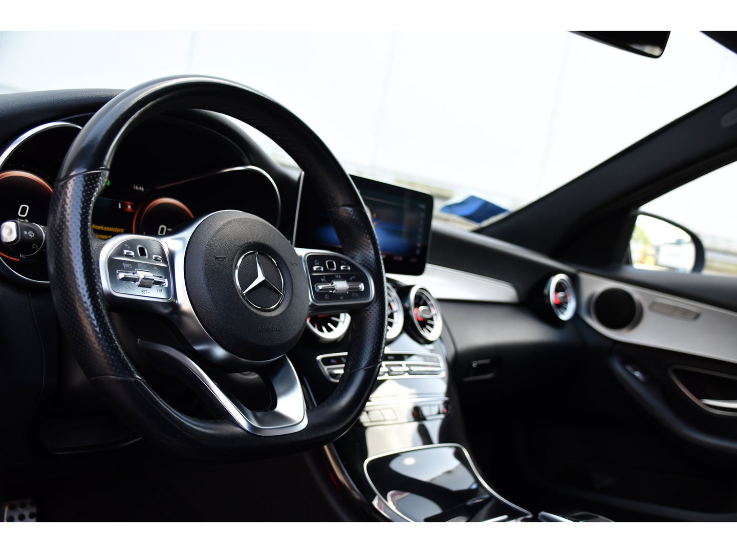 Mercedes-Benz C-Klasse 200 Premium Plus AMG Virtual, Cruise, Carplay, Stoelverwarming, Sfeer, Camera, 184pk, LED, Leder, Uniek!