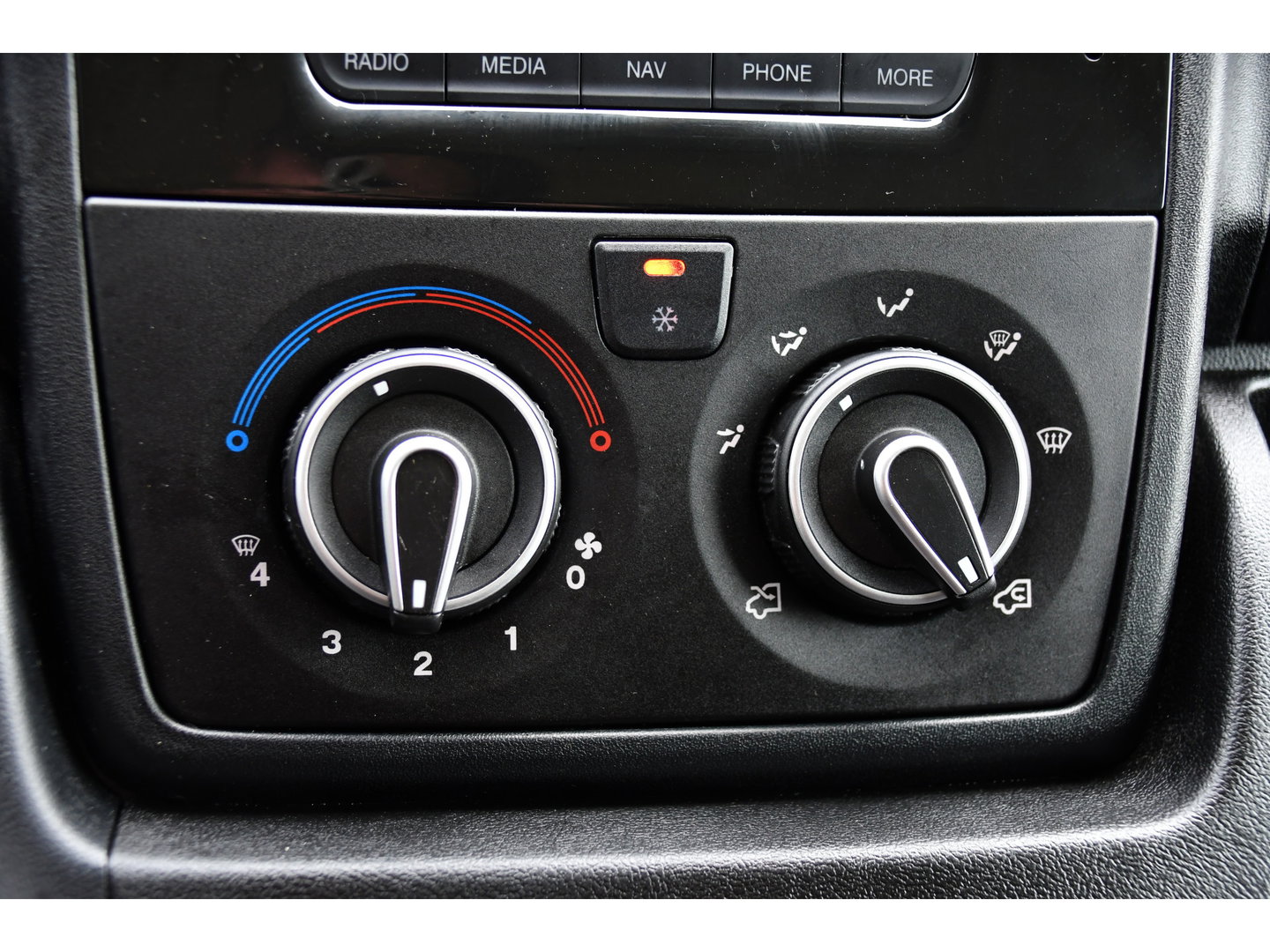 Peugeot Boxer 2.0 BlueHDI L1H1 Pro PB Edition Camera, Cruise, Multimedia, 130pk, Trekhaak, Airco, Radio, Uniek!