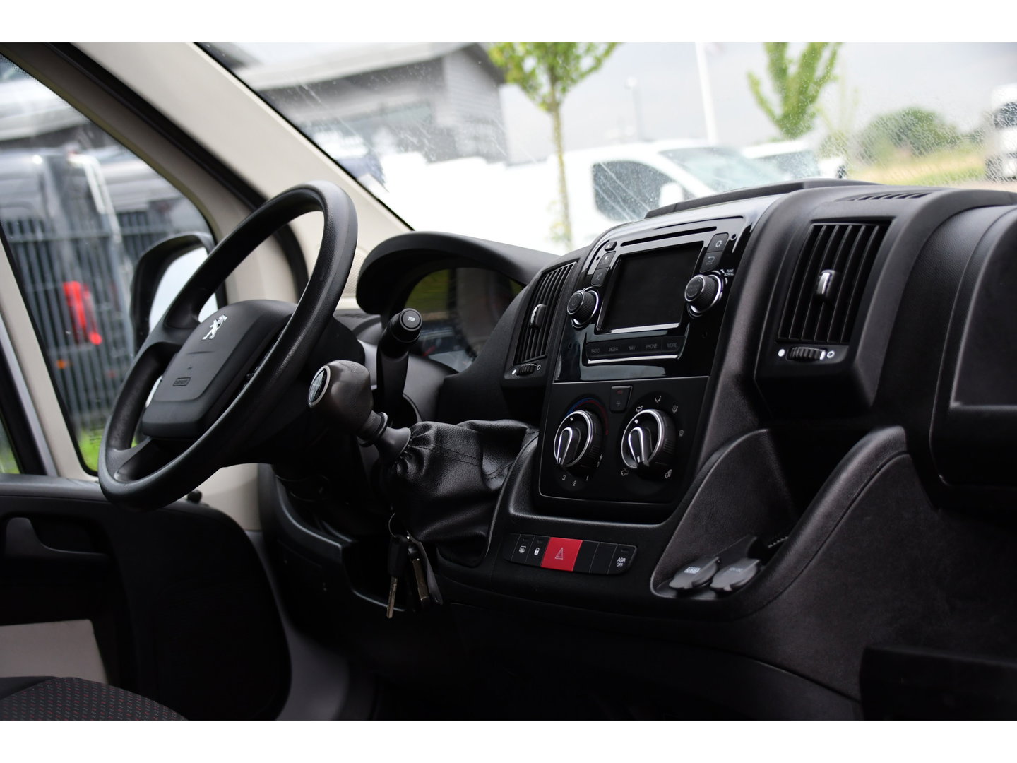 Peugeot Boxer 2.0 BlueHDI L1H1 Pro PB Edition Camera, Cruise, Multimedia, 130pk, Trekhaak, Airco, Radio, Uniek!