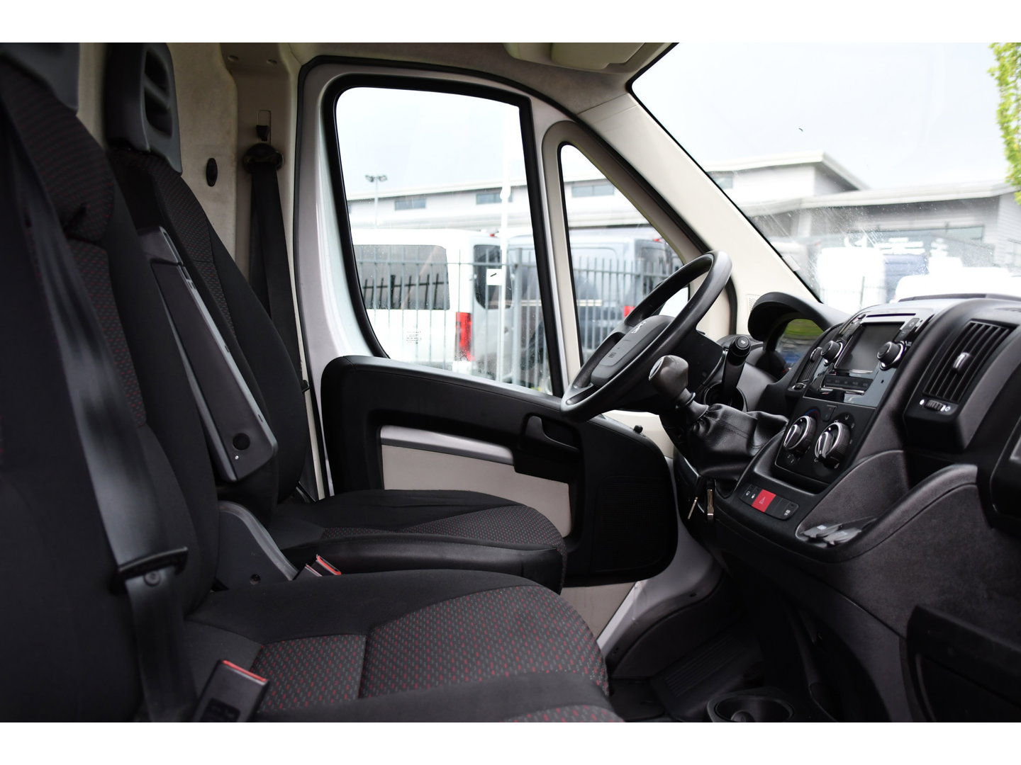 Peugeot Boxer 2.0 BlueHDI L1H1 Pro PB Edition Camera, Cruise, Multimedia, 130pk, Trekhaak, Airco, Radio, Uniek!