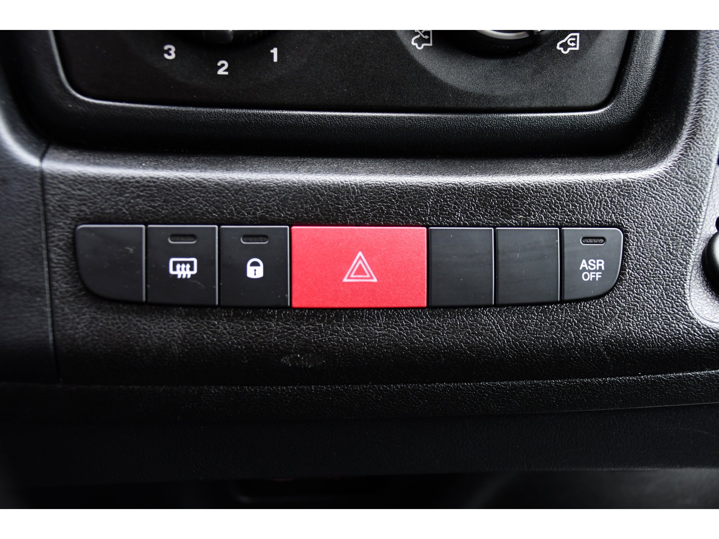 Peugeot Boxer 2.0 BlueHDI L1H1 Pro PB Edition Camera, Cruise, Multimedia, 130pk, Trekhaak, Airco, Radio, Uniek!
