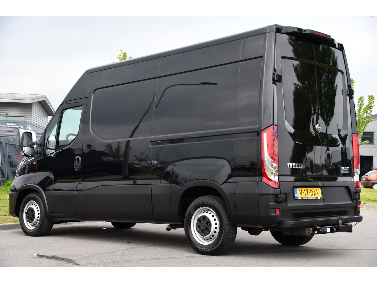 Iveco Daily 35S14V 2.3 L2H2 Cruise, LED, 3500kg Trekhaak, Automaat, Bluetooth, Geveerde stoel, Sensoren, Uniek!