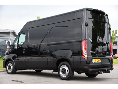 Iveco Daily 35S14V 2.3 L2H2 Cruise, LED, 3500kg Trekhaak, Automaat, Bluetooth, Geveerde stoel, Sensoren, Uniek!