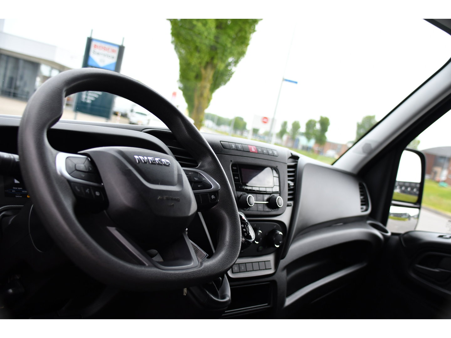 Iveco Daily 35S14V 2.3 L2H2 Cruise, LED, 3500kg Trekhaak, Automaat, Bluetooth, Geveerde stoel, Sensoren, Uniek!