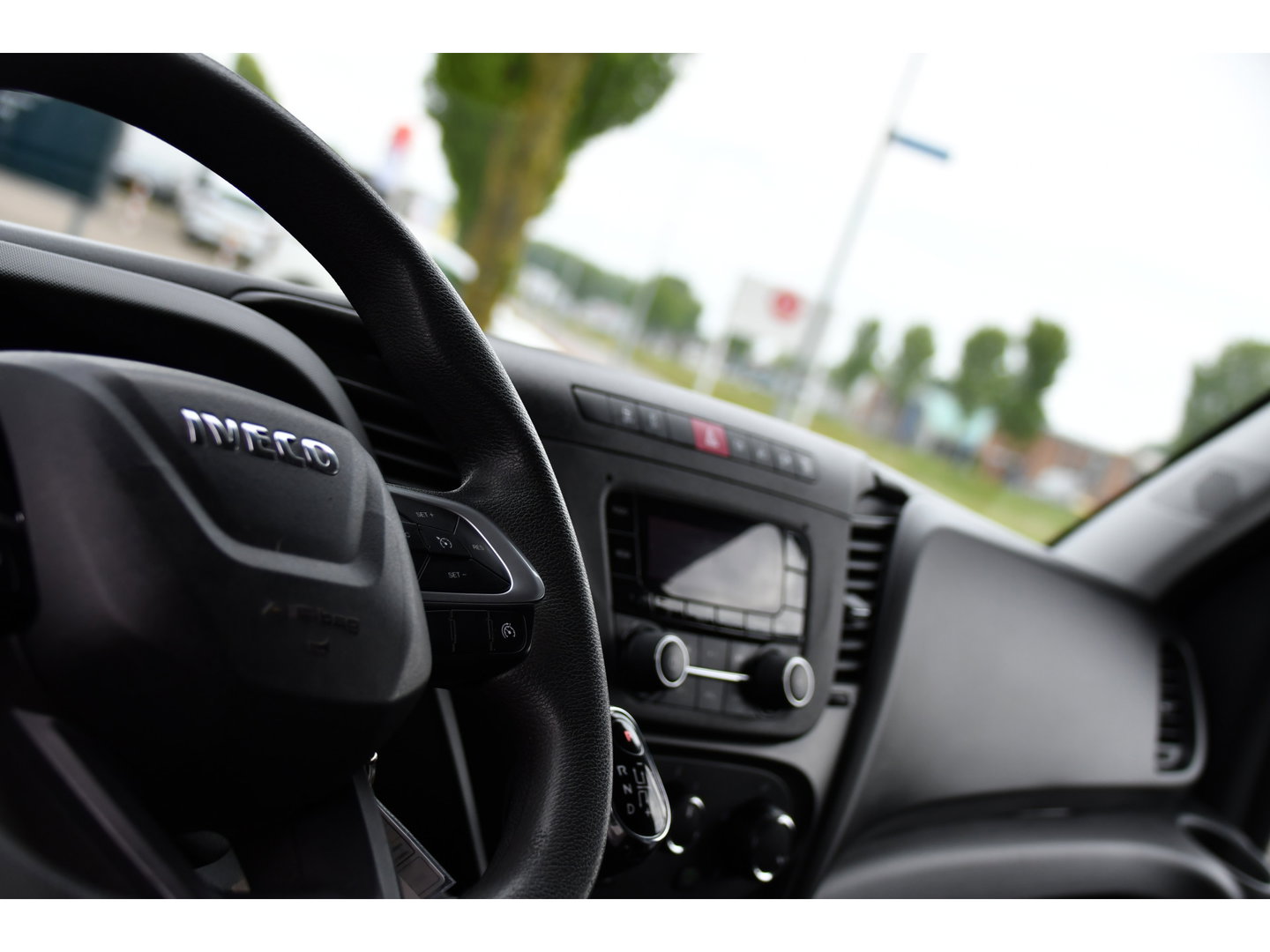 Iveco Daily 35S14V 2.3 L2H2 Cruise, LED, 3500kg Trekhaak, Automaat, Bluetooth, Geveerde stoel, Sensoren, Uniek!