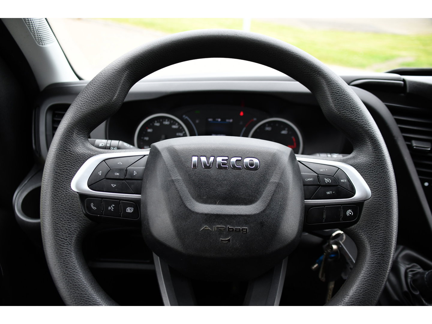Iveco Daily 35S14V 2.3 L2H2 Cruise, LED, 3500kg Trekhaak, Automaat, Bluetooth, Geveerde stoel, Sensoren, Uniek!