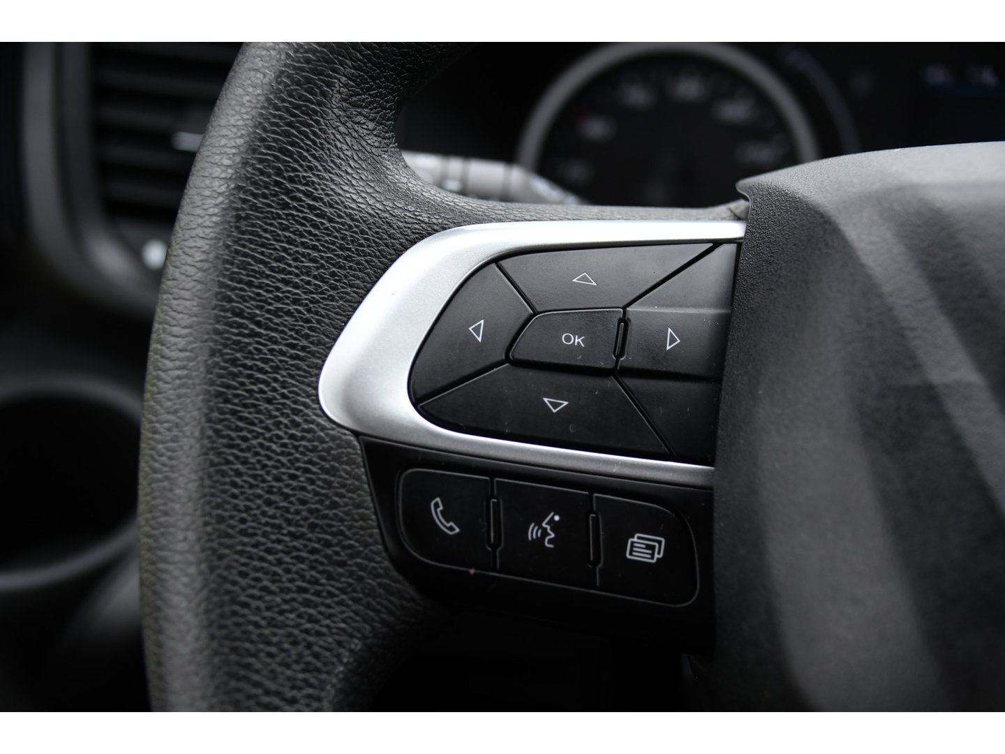 Iveco Daily 35S14V 2.3 L2H2 Cruise, LED, 3500kg Trekhaak, Automaat, Bluetooth, Geveerde stoel, Sensoren, Uniek!