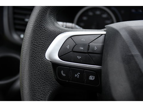 Iveco Daily 35S14V 2.3 L2H2 Cruise, LED, 3500kg Trekhaak, Automaat, Bluetooth, Geveerde stoel, Sensoren, Uniek!