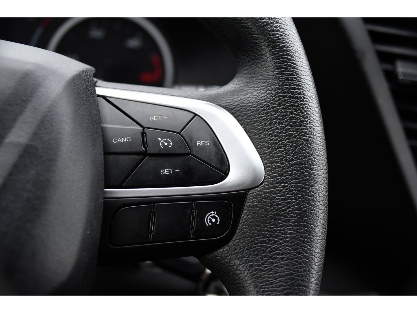 Iveco Daily 35S14V 2.3 L2H2 Cruise, LED, 3500kg Trekhaak, Automaat, Bluetooth, Geveerde stoel, Sensoren, Uniek!