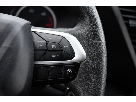 Iveco Daily 35S14V 2.3 L2H2 Cruise, LED, 3500kg Trekhaak, Automaat, Bluetooth, Geveerde stoel, Sensoren, Uniek!