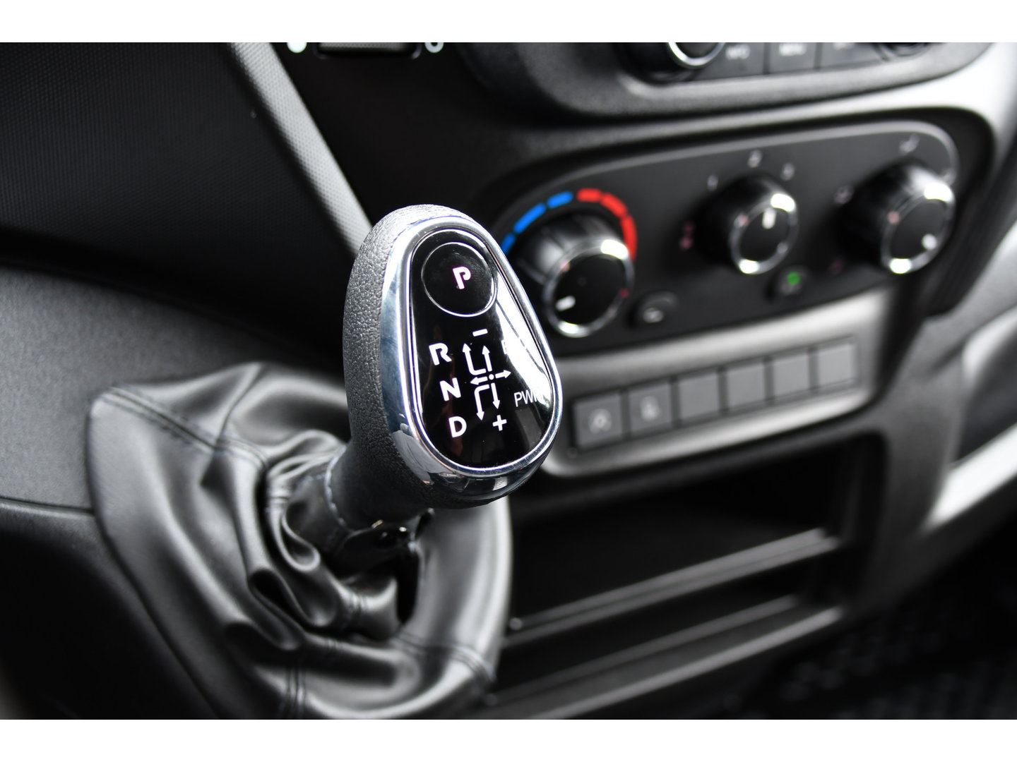 Iveco Daily 35S14V 2.3 L2H2 Cruise, LED, 3500kg Trekhaak, Automaat, Bluetooth, Geveerde stoel, Sensoren, Uniek!