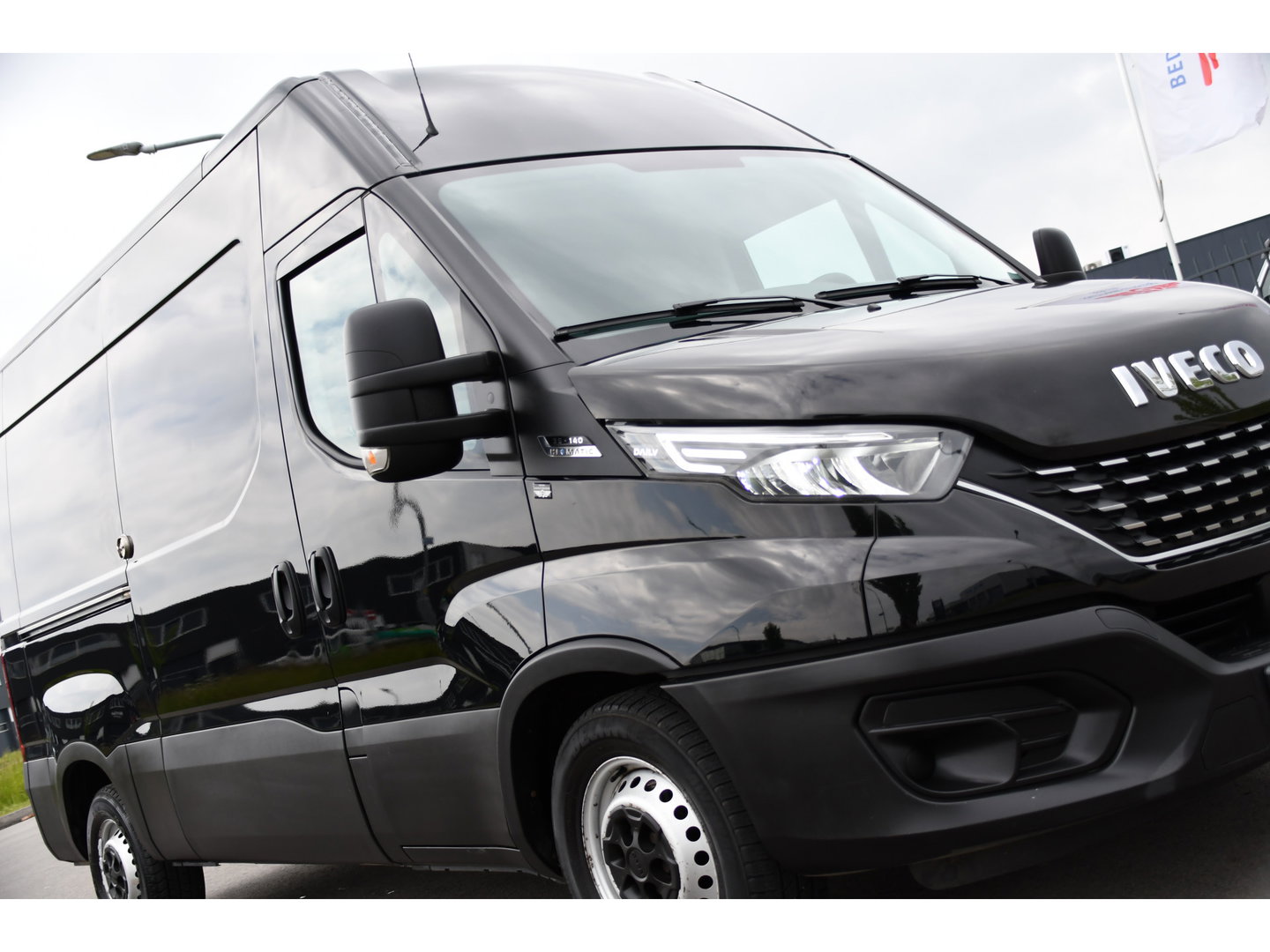 Iveco Daily 35S14V 2.3 L2H2 Cruise, LED, 3500kg Trekhaak, Automaat, Bluetooth, Geveerde stoel, Sensoren, Uniek!