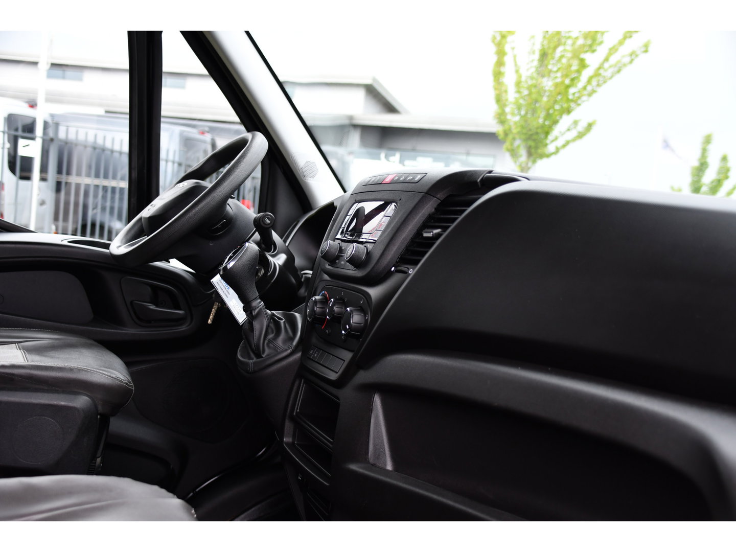 Iveco Daily 35S14V 2.3 L2H2 Cruise, LED, 3500kg Trekhaak, Automaat, Bluetooth, Geveerde stoel, Sensoren, Uniek!