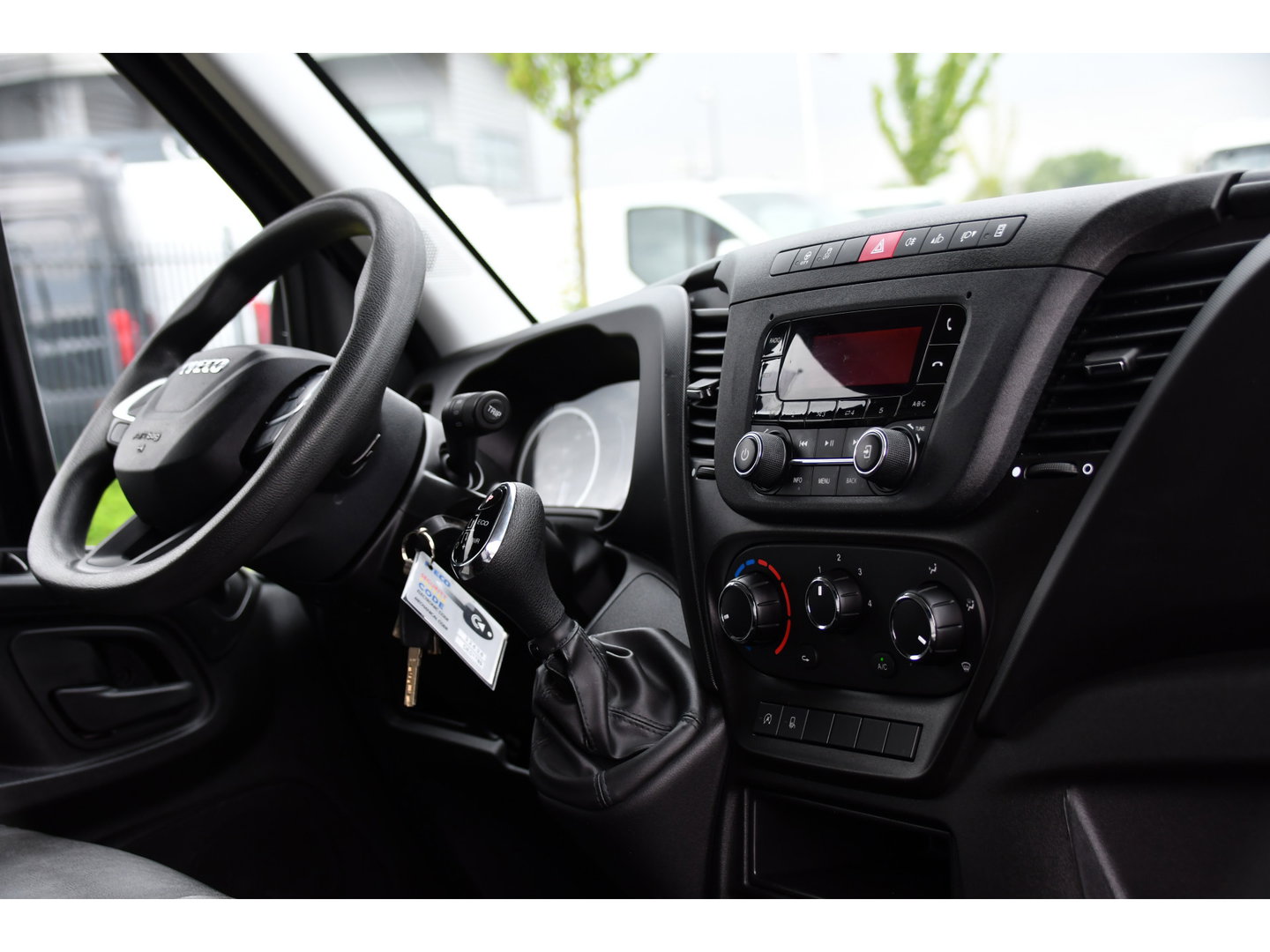 Iveco Daily 35S14V 2.3 L2H2 Cruise, LED, 3500kg Trekhaak, Automaat, Bluetooth, Geveerde stoel, Sensoren, Uniek!