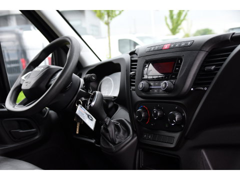Iveco Daily 35S14V 2.3 L2H2 Cruise, LED, 3500kg Trekhaak, Automaat, Bluetooth, Geveerde stoel, Sensoren, Uniek!