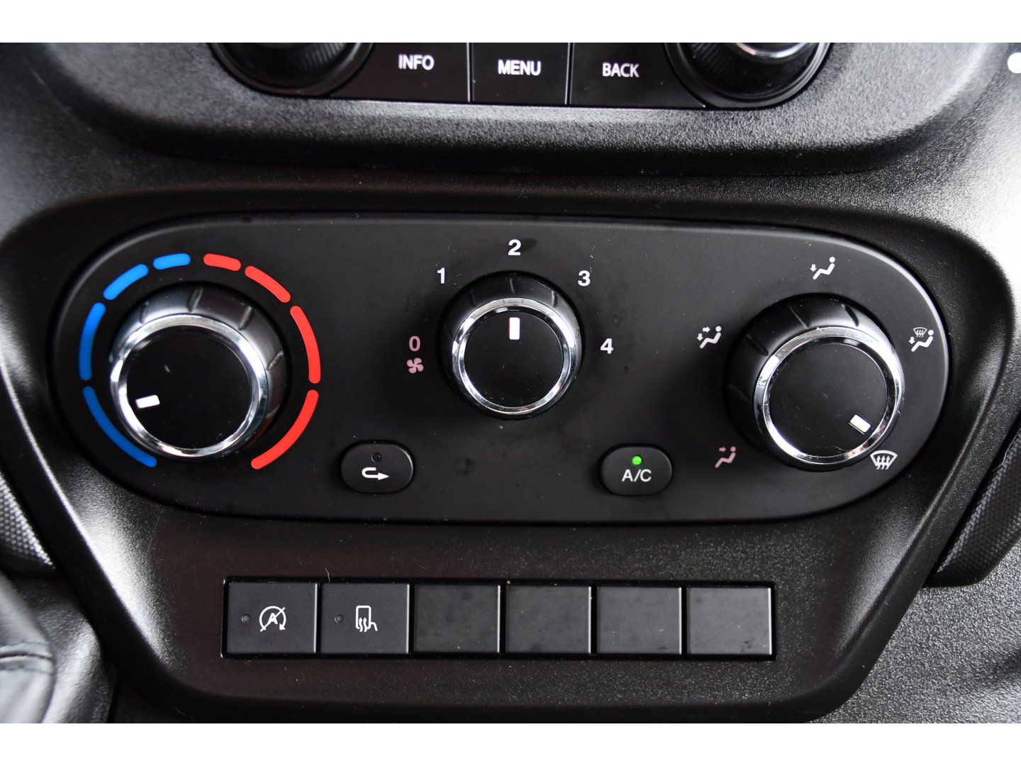 Iveco Daily 35S14V 2.3 L2H2 Cruise, LED, 3500kg Trekhaak, Automaat, Bluetooth, Geveerde stoel, Sensoren, Uniek!