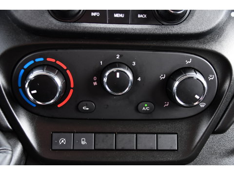 Iveco Daily 35S14V 2.3 L2H2 Cruise, LED, 3500kg Trekhaak, Automaat, Bluetooth, Geveerde stoel, Sensoren, Uniek!