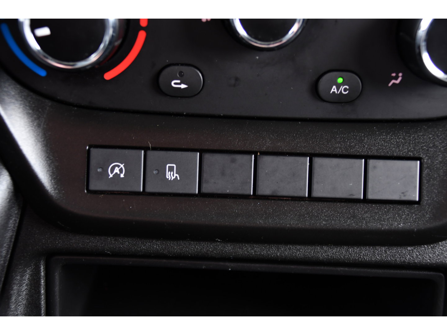 Iveco Daily 35S14V 2.3 L2H2 Cruise, LED, 3500kg Trekhaak, Automaat, Bluetooth, Geveerde stoel, Sensoren, Uniek!