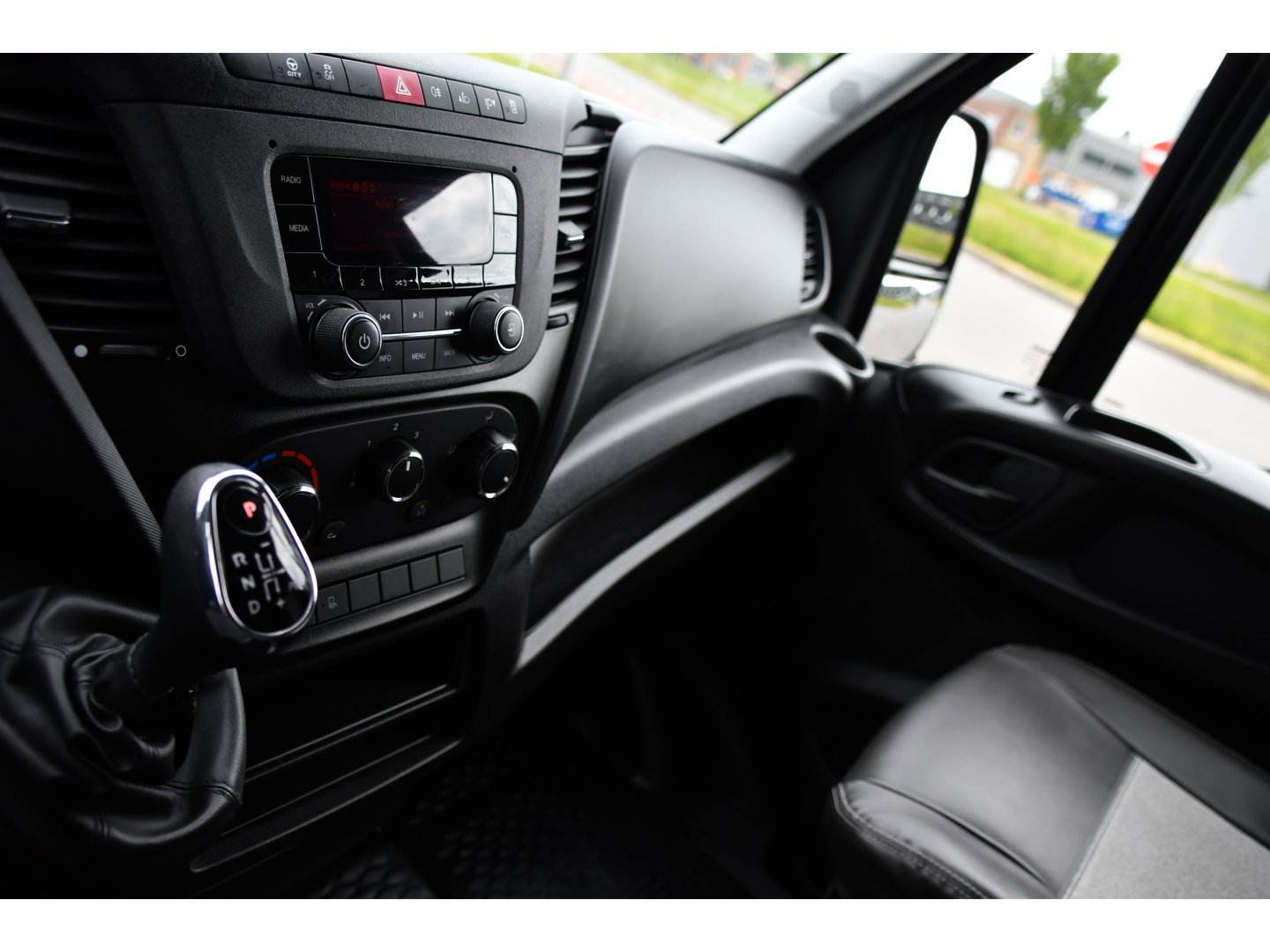 Iveco Daily 35S14V 2.3 L2H2 Cruise, LED, 3500kg Trekhaak, Automaat, Bluetooth, Geveerde stoel, Sensoren, Uniek!