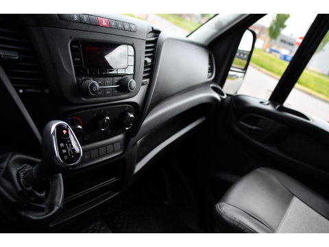 Iveco Daily 35S14V 2.3 L2H2 Cruise, LED, 3500kg Trekhaak, Automaat, Bluetooth, Geveerde stoel, Sensoren, Uniek!