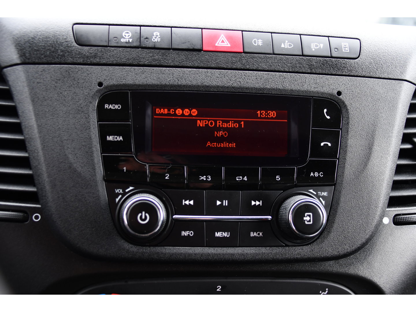 Iveco Daily 35S14V 2.3 L2H2 Cruise, LED, 3500kg Trekhaak, Automaat, Bluetooth, Geveerde stoel, Sensoren, Uniek!