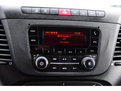 Iveco Daily 35S14V 2.3 L2H2 Cruise, LED, 3500kg Trekhaak, Automaat, Bluetooth, Geveerde stoel, Sensoren, Uniek!