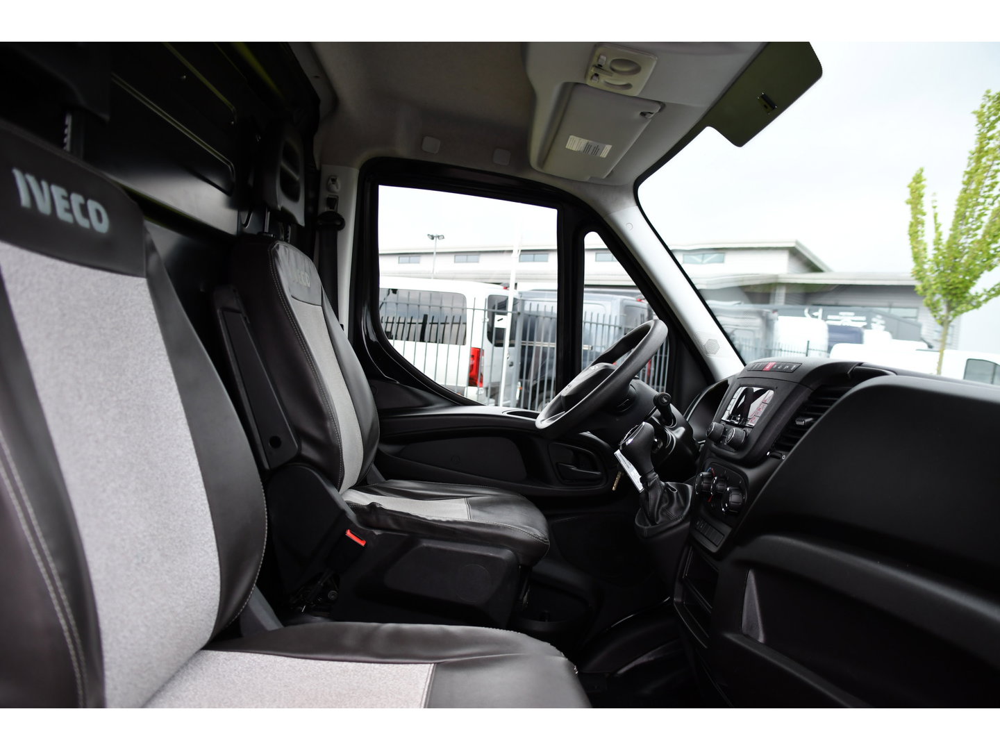 Iveco Daily 35S14V 2.3 L2H2 Cruise, LED, 3500kg Trekhaak, Automaat, Bluetooth, Geveerde stoel, Sensoren, Uniek!