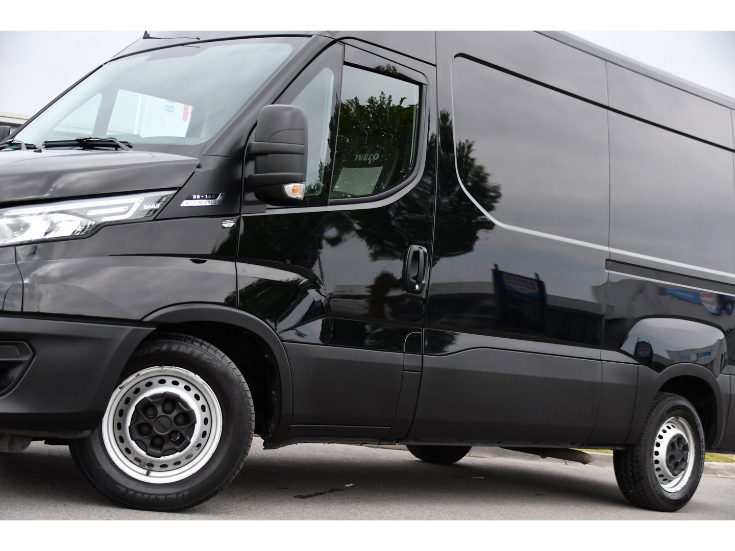 Iveco Daily 35S14V 2.3 L2H2 Cruise, LED, 3500kg Trekhaak, Automaat, Bluetooth, Geveerde stoel, Sensoren, Uniek!