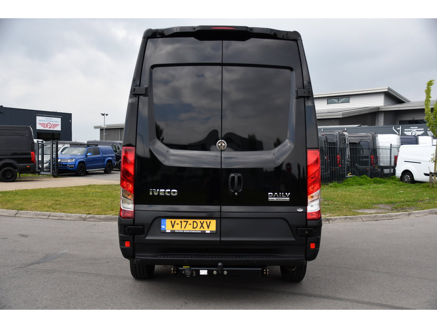Iveco Daily 35S14V 2.3 L2H2 Cruise, LED, 3500kg Trekhaak, Automaat, Bluetooth, Geveerde stoel, Sensoren, Uniek!