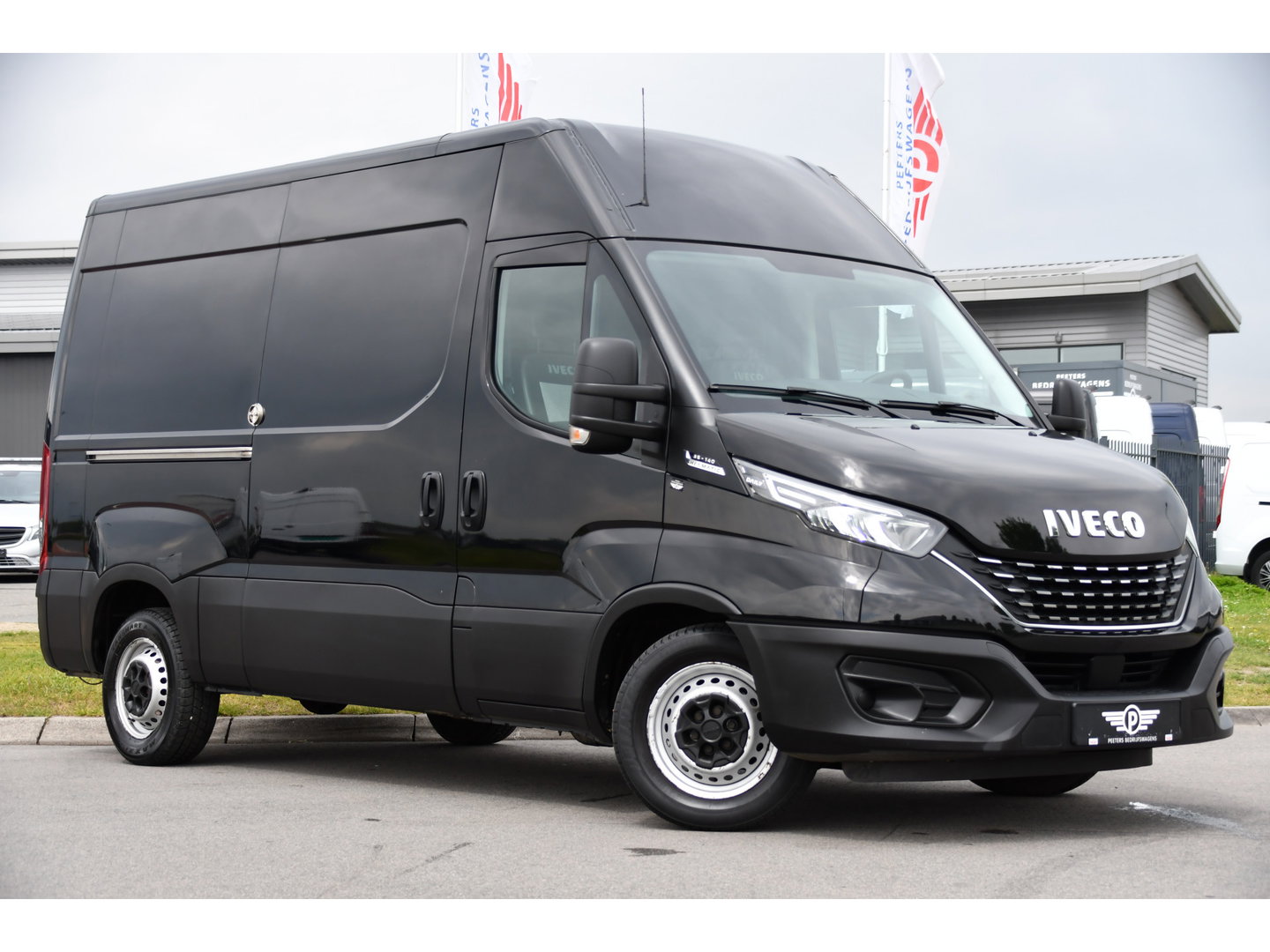 Iveco Daily 35S14V 2.3 L2H2 Cruise, LED, 3500kg Trekhaak, Automaat, Bluetooth, Geveerde stoel, Sensoren, Uniek!